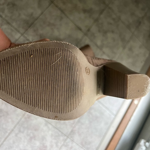 Size 6 1/2 womens bootie with heel - Picture 4 of 5